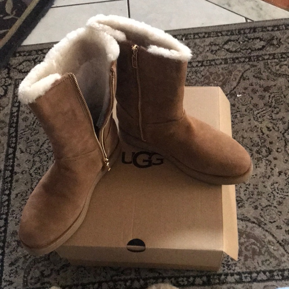 Ugg classic short with zipper nwt size 6